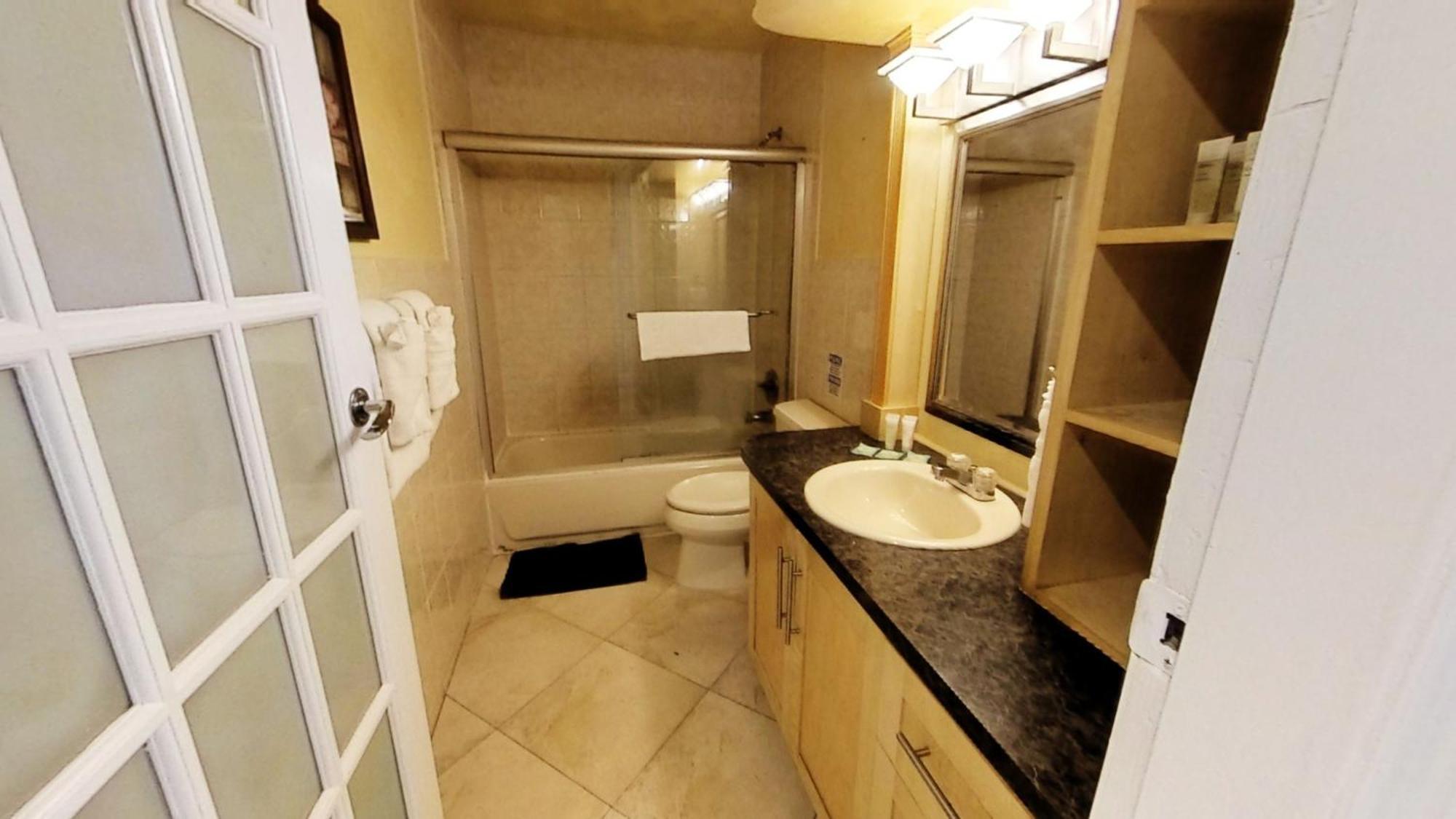 Castle B17 Contemporary With Pool, Access And Free Parking Holiday home