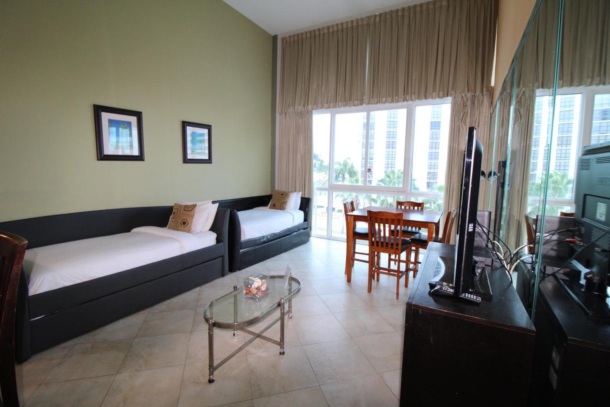 Holiday home Castle B17 Contemporary With Pool, Access And Free Parking