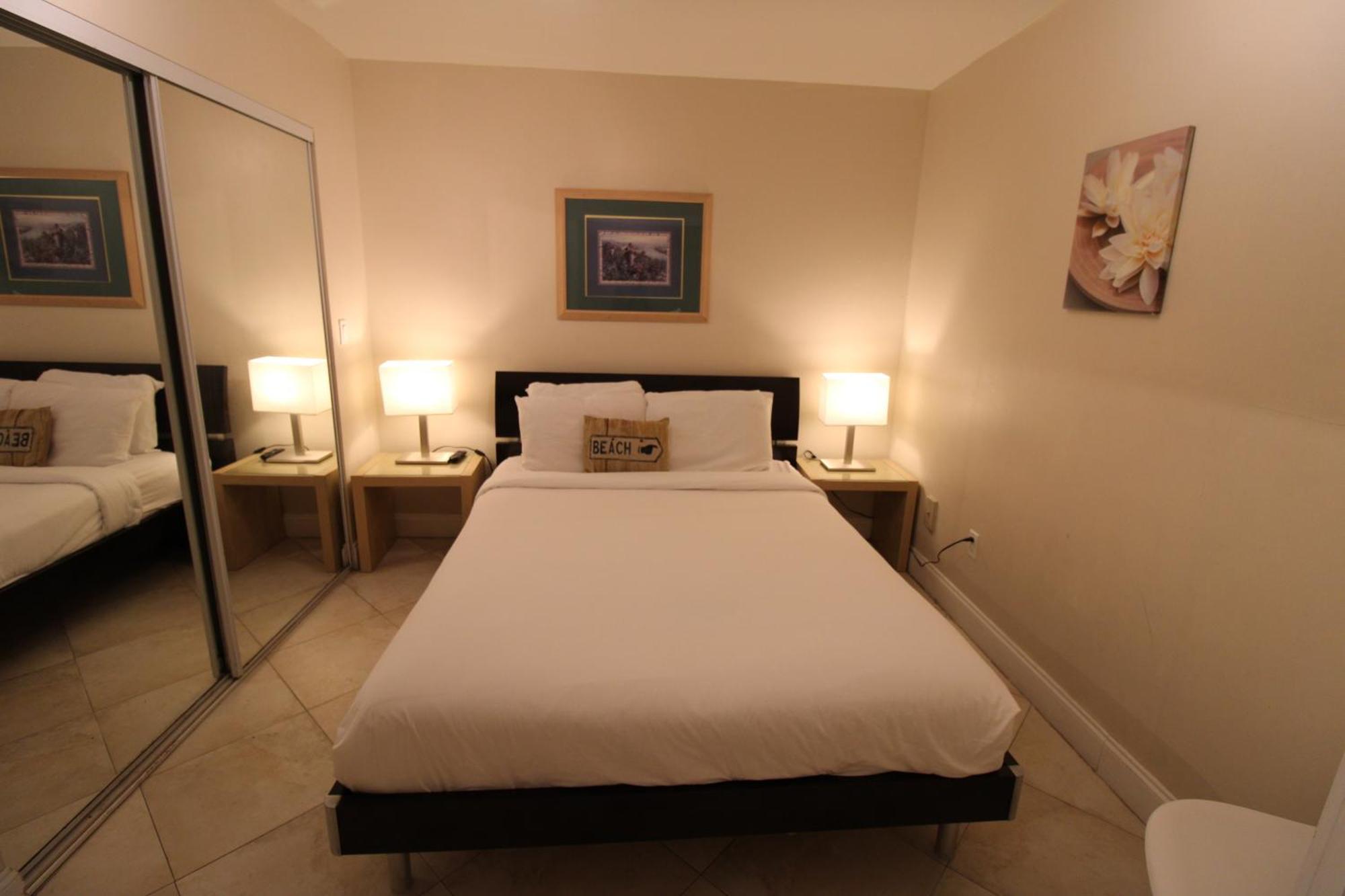 Holiday home Castle B17 Contemporary With Pool, Access And Free Parking