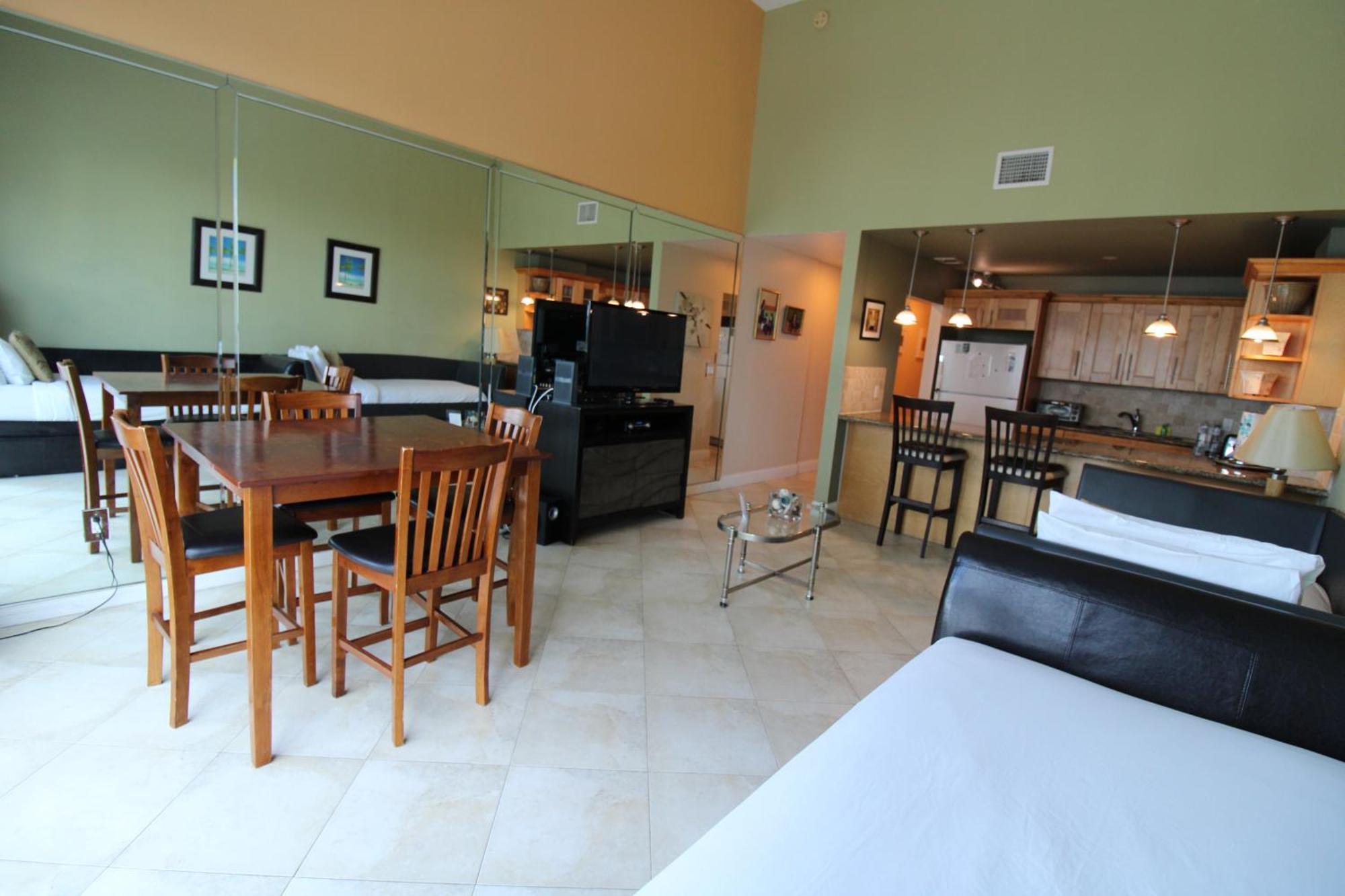 Сasa de vacaciones Castle B17 Contemporary With Pool, Access And Free Parking *